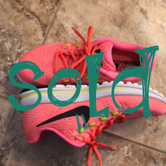 Nike Shoes - NWOB Women’s Nike Zoom Vomero 12 hot punch sz 8